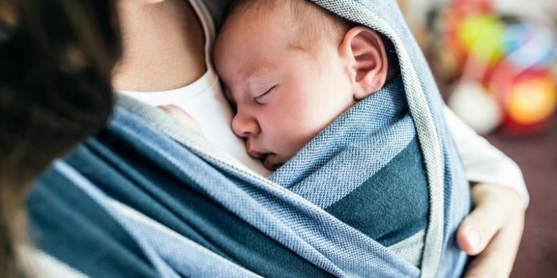 Dětská fyzioterapeutka: Prosím, nepoužívejte nosítka, používejte raději šátky a děťátko si naciťte